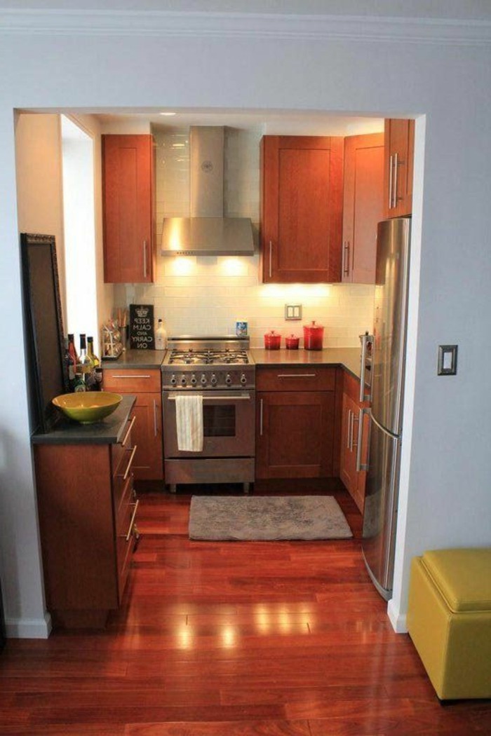 amenager-petite-cuisine-avec-meubles-en-bois-foncé-sol-en-parquette-de-couleur-marron
