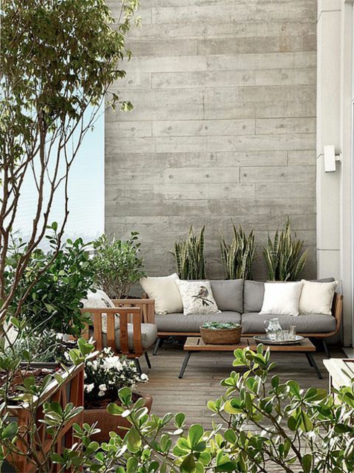 aménager-sa-terrasse-sur-la-ville-jolie-terrasse-avec-murs-gris-quel-balcon-choisir
