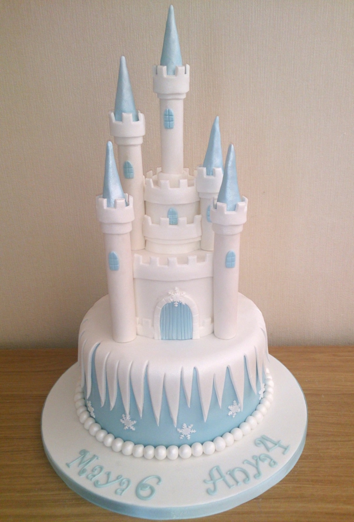 anniversaire-gâteau-la-reine-des-neiges-anna-elsa-olaf-gateaux-reine-des-neiges-blanc-castle-frozen