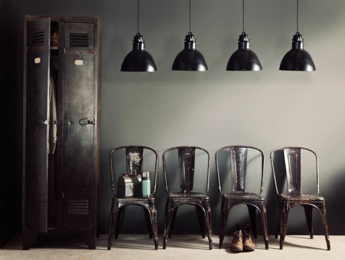 armoire-métallique-chaises-industrielles-et-suspensions-noires