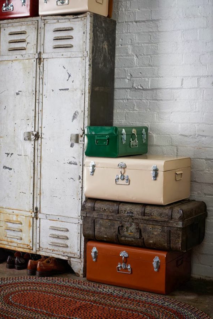 armoire-métallique-et-valises-vintage-mur-en-briques