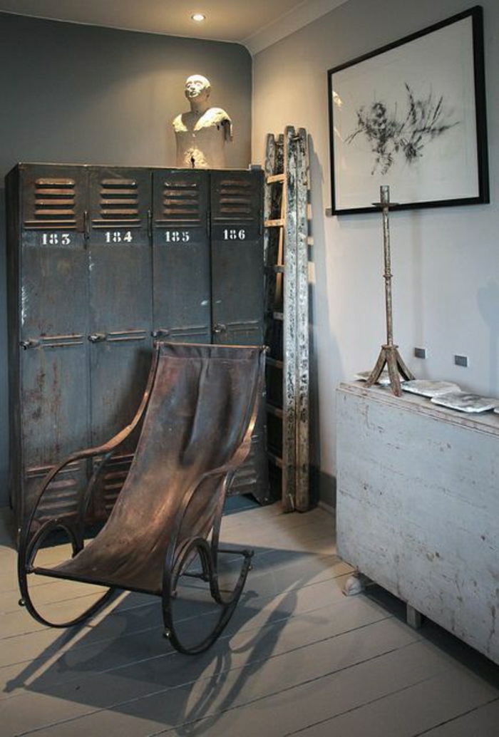 armoire-métallique-vestiaire-noir-et-chaise-berçante-industrielle