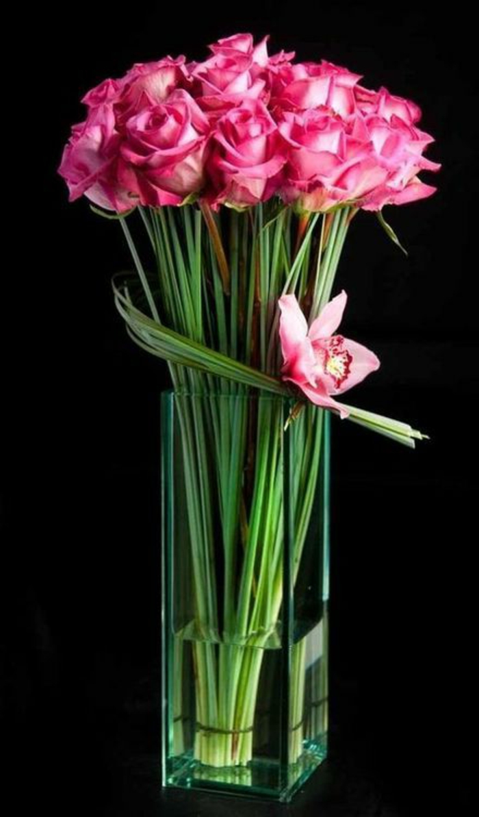 art-foral-moderne-avec-roses-et-orchidée-en-vase-transparente