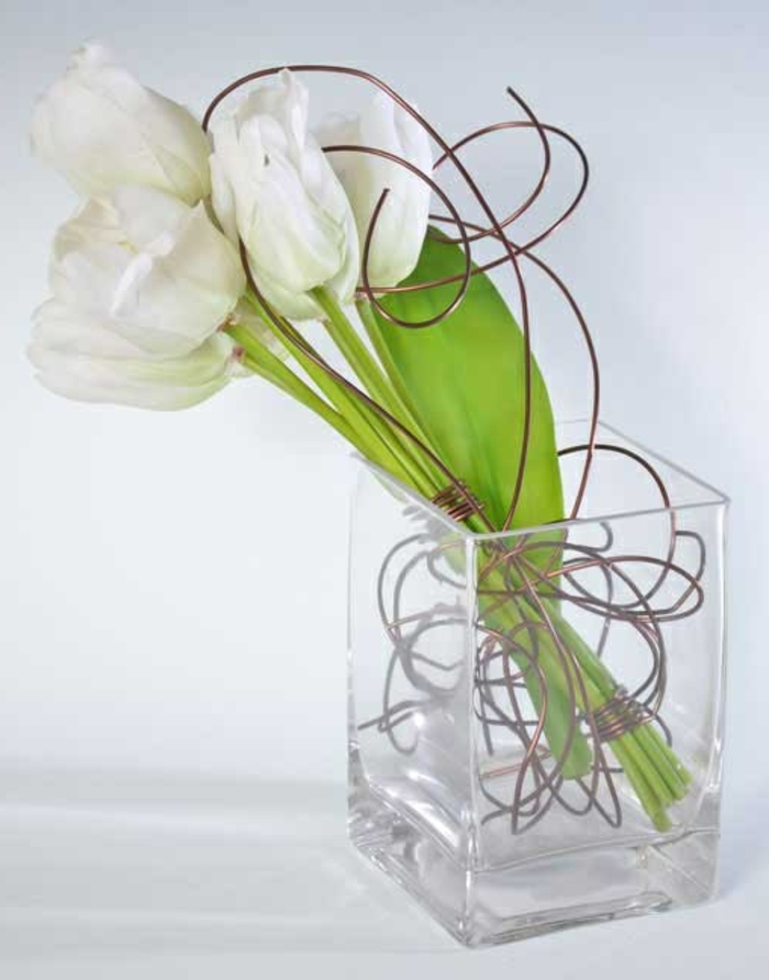 art-foral-moderne-composition-avec-fleurs-et-fils-de-métal
