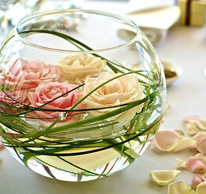 art-foral-moderne-roses-flottantes-en-vase-rond