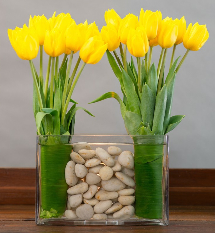 art-foral-moderne-tulipes-jaunes-serrées-en-feuilles-et-petites-pierres