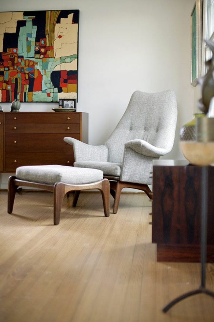 bahut-conforama-en-bois-foncé-fauteuil-de-lecture-gris-et-une-jolie-peinture-art