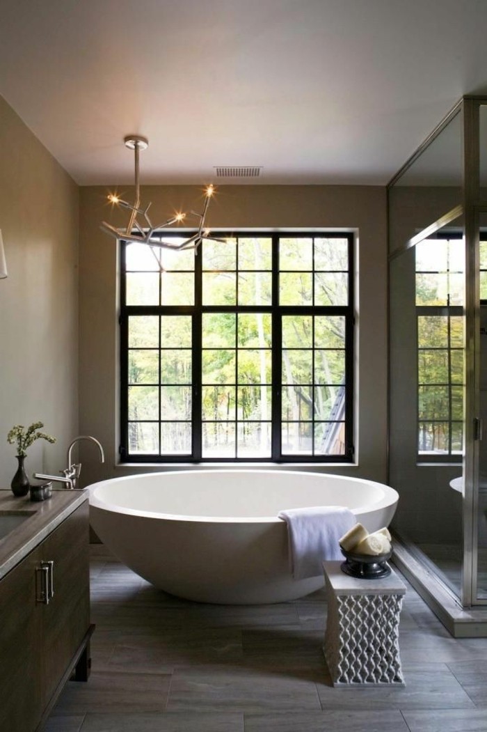 baignoire-ronde-grande-baignoire-blanche-plafonnier-original-et-grande-fenêtre