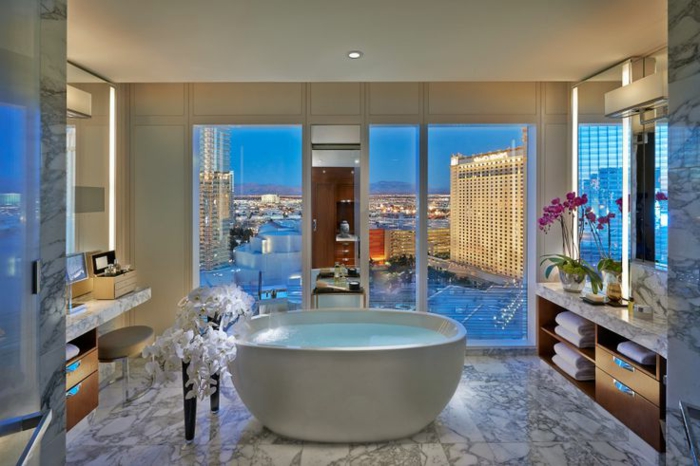 baignoire-ronde-intérieur-luxueux-avec-une-vue-splendide