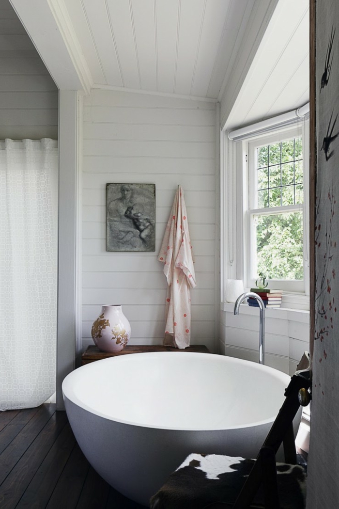 baignoire-ronde-salle-de-bains-fantastique-en-bois-et-blanc