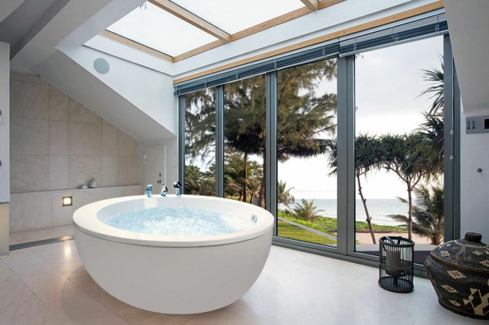 Jolis décors avec une baignoire ronde archzine.fr Idées Baignoires Verriere