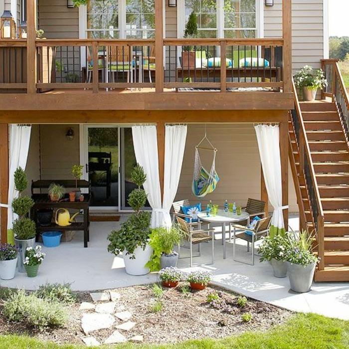 balustrade-extérieure-en-bois-foncé-pour-la-maison-en-planchers-jardin-vert-meubles-d-exterieur