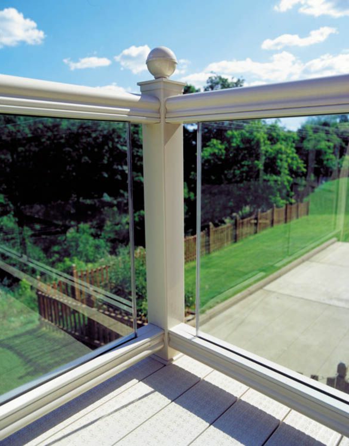 balustrade-extérieure-en-verre-transparent-pour-le-balcon-quelle-rambarde-balcon-choisir