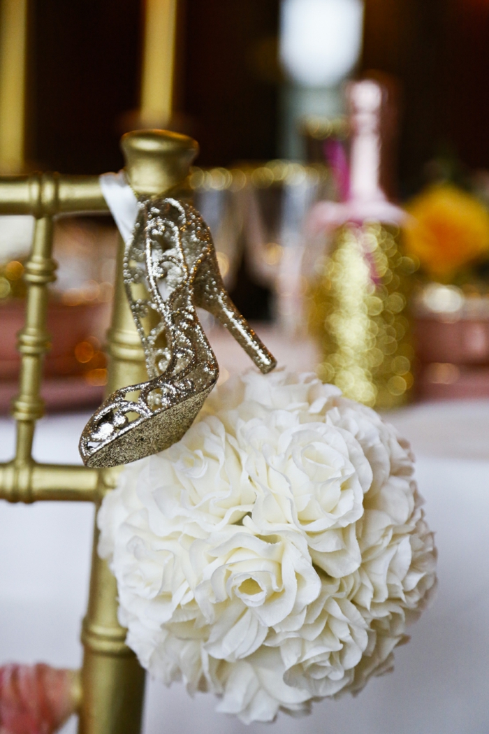 beau-chaussure-de-cendrillon-film-décoration-mariage-original-idee-deco-mariage-Disney-fleurs-roses-blanches