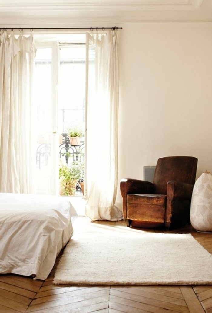 bien-choisir-un-saint-maclou-parquet-en-bois-clair-dans-la-chambre-à-coucher-moderne