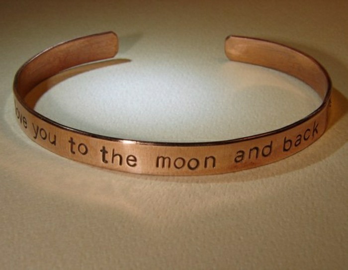 bracelet-en-cuivre-avec-phrase-romantique-gravée