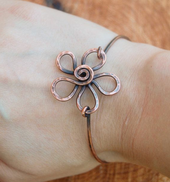 bracelet-en-cuivre-métal-tordu-motif-fleur