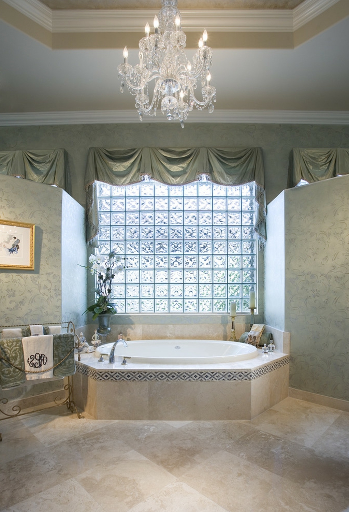 briques-de-verre-et-plafonnier-en-cristal-dans-une-salle-de-bains-luxueuse