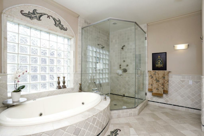 briques-de-verre-grande-fenêtre-en-carreaux-de-verre-et-grande-baignoire-ovale