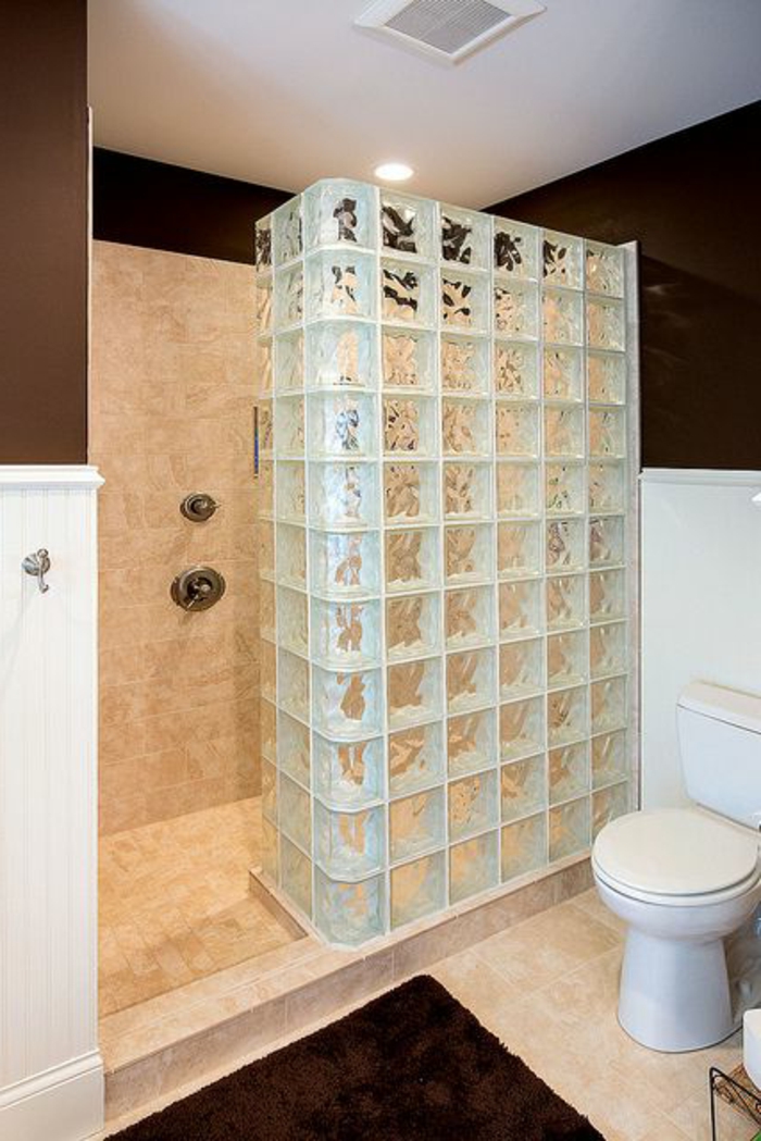 briques-de-verre-petite-salle-de-bain-avec-un-mur-décoratif-en-verre