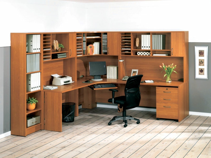 bureau-en-bois-massif-grand-bureau-en-bois-chaise-de-bureau-noire-et-plancher-en-bois