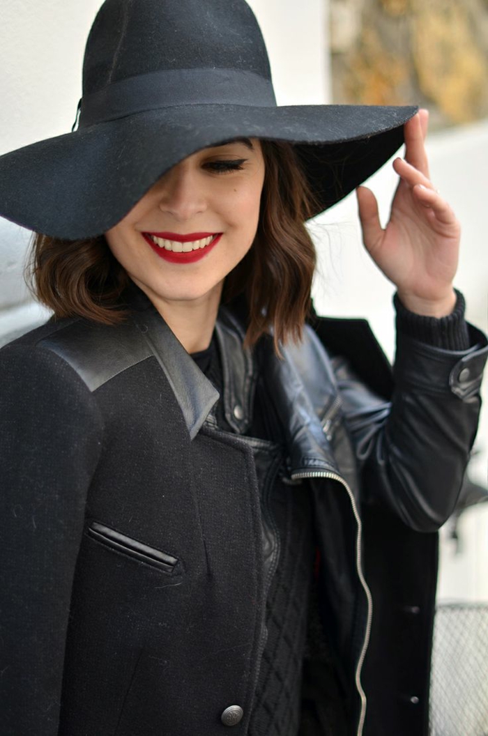 capeline-paille-chapeau-capeline-noire-tenue-de-jour-élégante-veste-cuir-levres-rouges