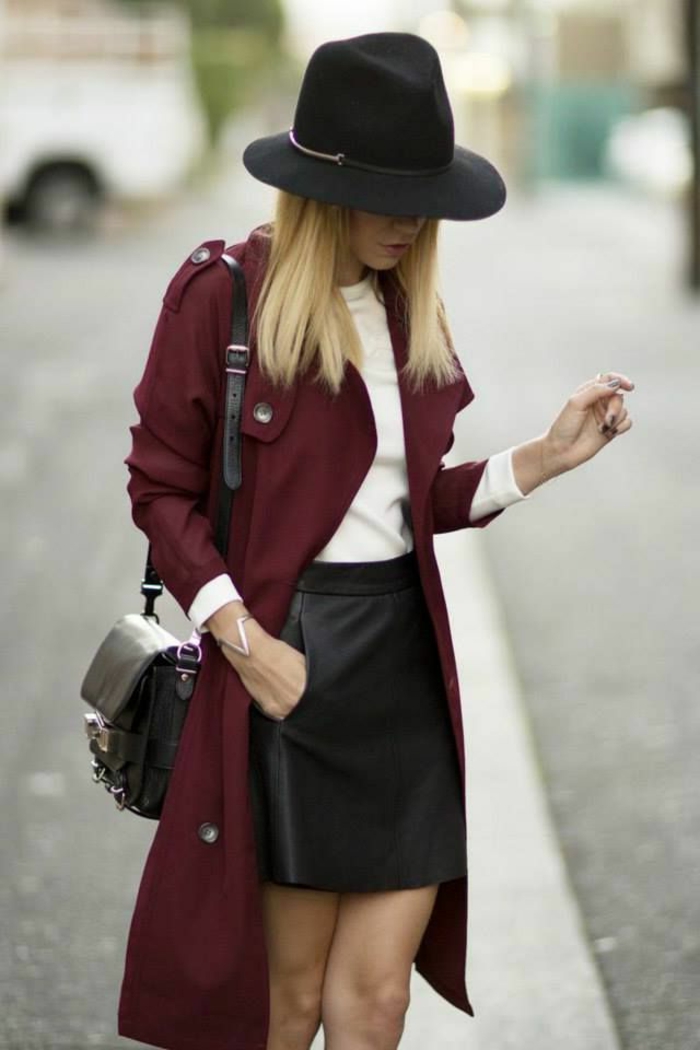 capeline-paille-chapeau-capeline-noire-tenue-de-jour-élégante-veste-longue-rouge