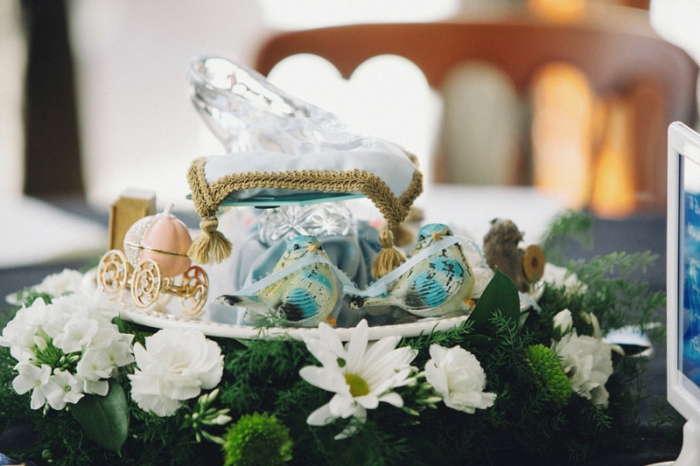 carrosse-cendrillon-Disney-centre-de-table-mariage-gâteau-cendrillon-blanches-fleurs-le-pantoufle