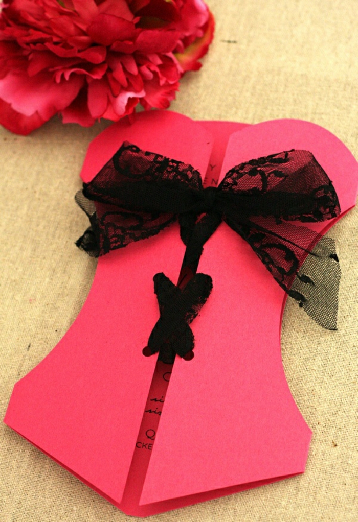 carte-d-invitation-mariage-rose-foncé-avec-un-ruban-noir-jolie-invitation-mariage