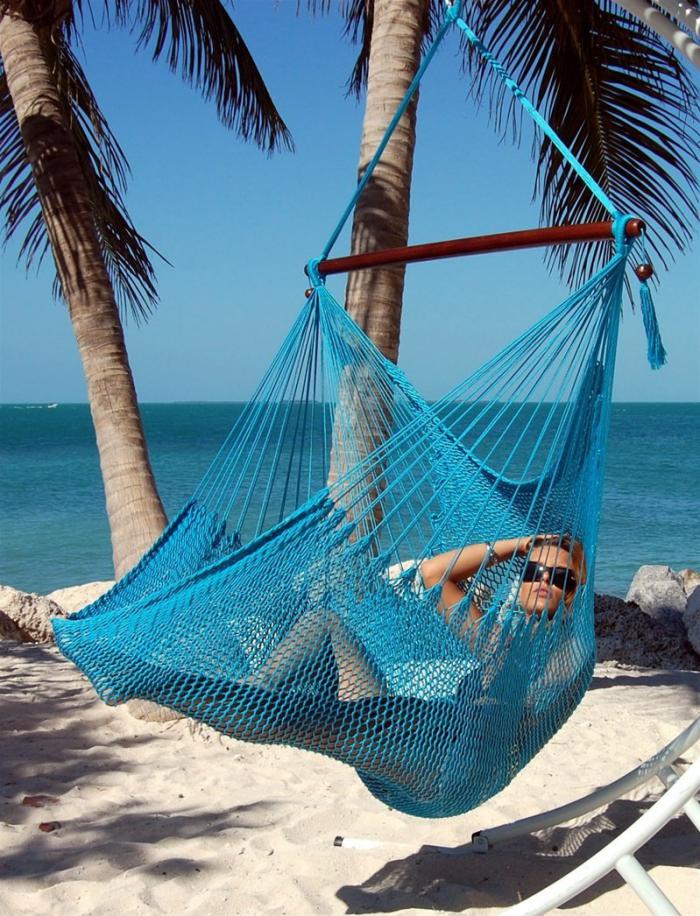 chaise-hamac-bleue-moments-de-détente-sur-la-plage