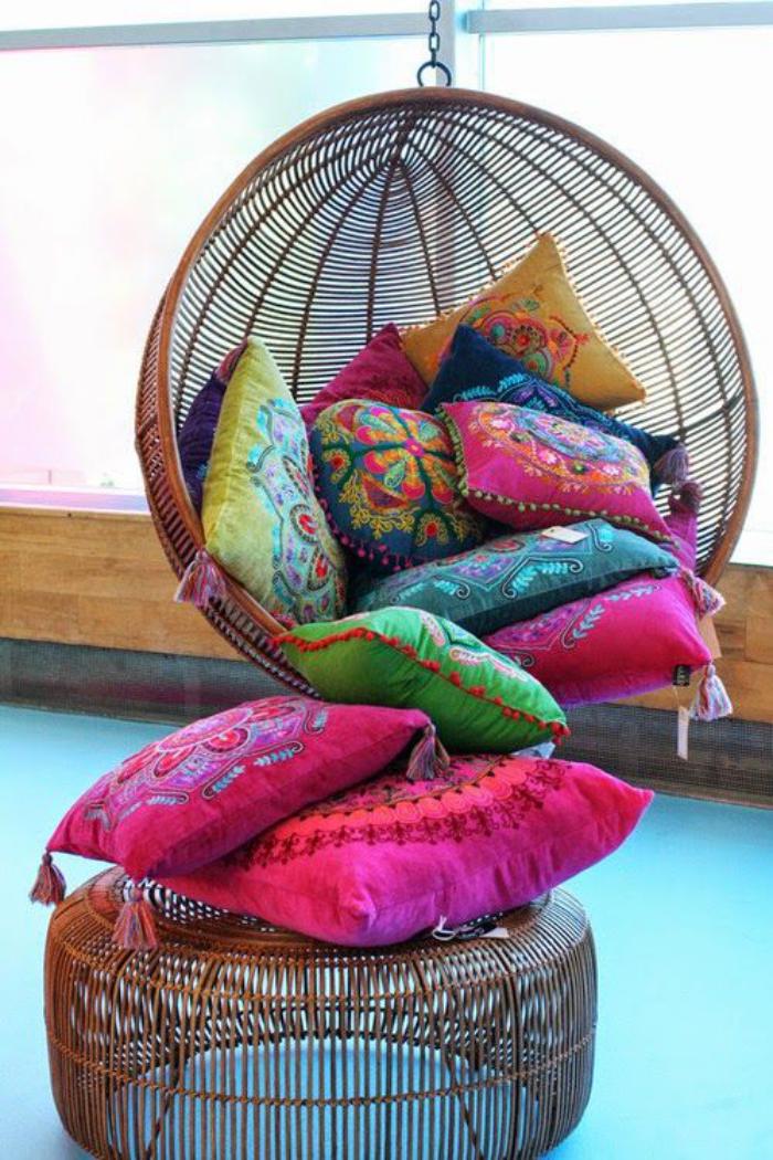 chaise-hamac-chaise-boule-avec-plusieurs-cousiins-décoratifs