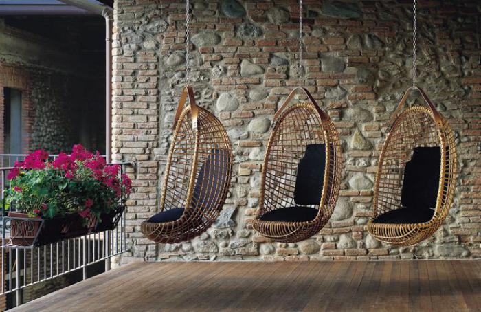 chaise-hamac-véranda-avec-trois-chaises-hamacs