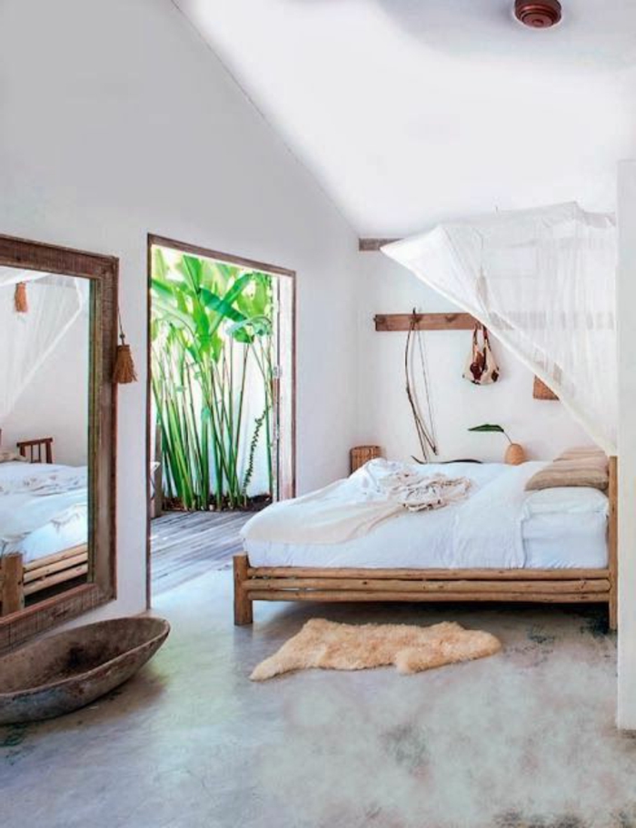 chambre-à-coucher-avec-lit-en-bambou-clair-et-tapis-fausse-faurrure-beige
