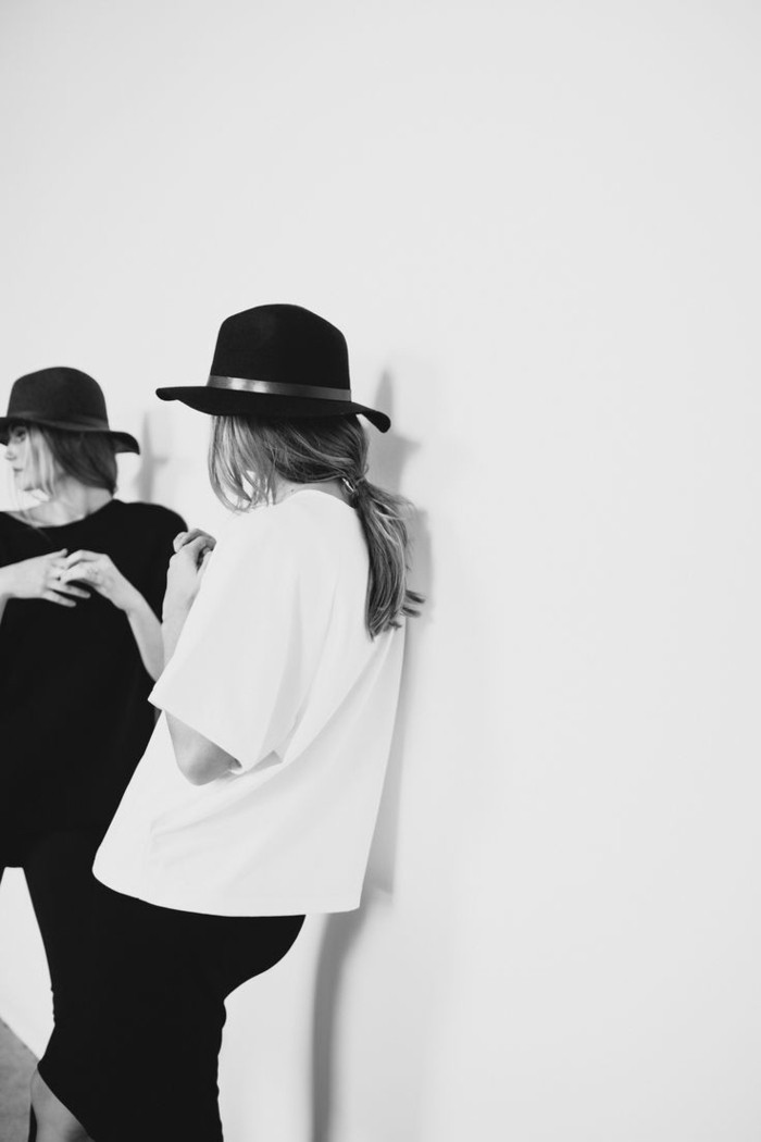 chapeau-capeline-feutre-noir-tenue-du-jour-femme-chique-stylé-photo-noir-et-blanc