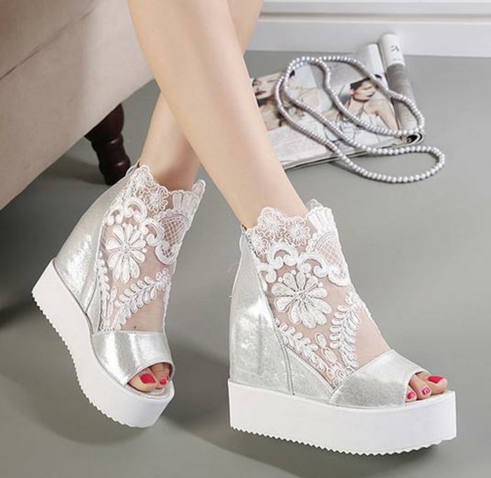 chaussures-compensées-dentelle-chaussures-blanches-bout-ouvert