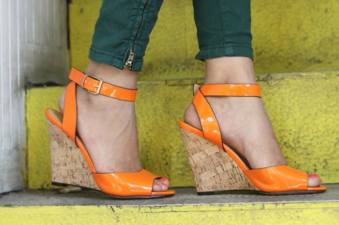 chaussures-compensées-sandales-oranges-stylées