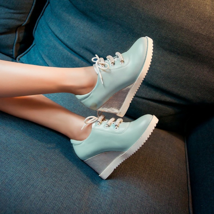 chaussures-compensées-élément-gris-argenté-sneakers-élégants