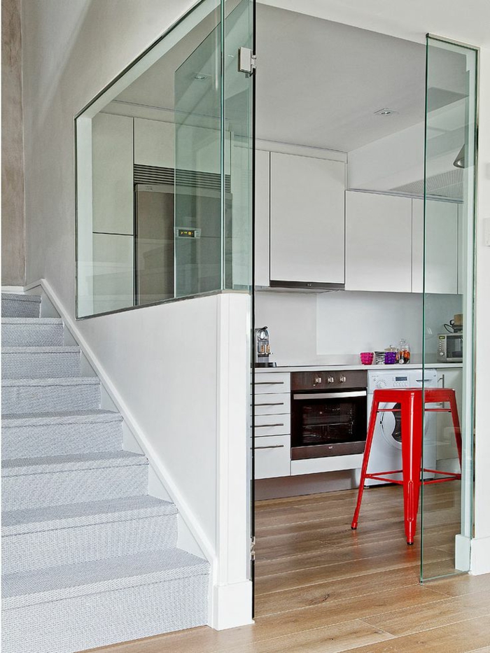cloison-en-verre-séparation-de-pièces-moderne-escalier-blanc