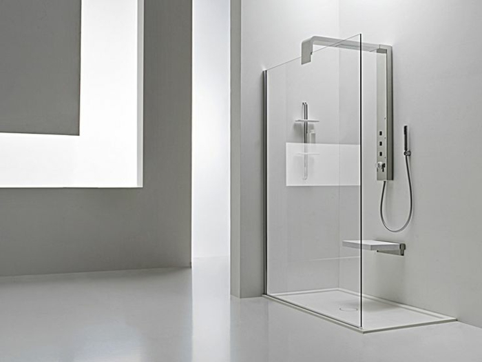 colonne-de-douche-castorama-dans-la-salle-de-bain-blanche-mur-blanc-et-douche