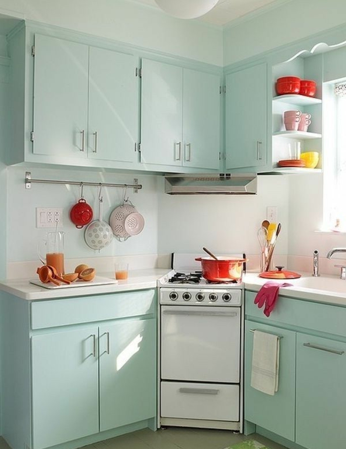 comment-aménager-une-petite-cuisine-avec-meubles-colorés-bleu-ciel