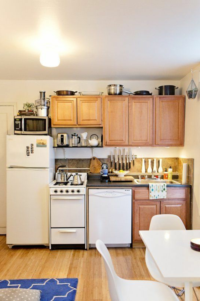 comment-aménager-une-petite-cuisine-avec-meubles-en-bois-clair-chaises-et-table-de-cuisine