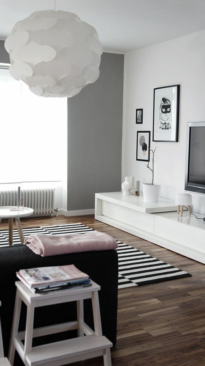 comment-choisir-son-parquet-pour-le-salon-confortable-et-bien-aménagé-avec-tapis-à-rayures-blancs-noirs