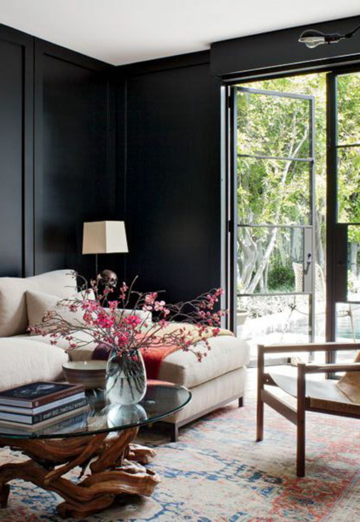 comment-décorer-son-salon-murs-noirs-dans-la-salle-de-séjour-tapis-coloré-porte-d-entréе