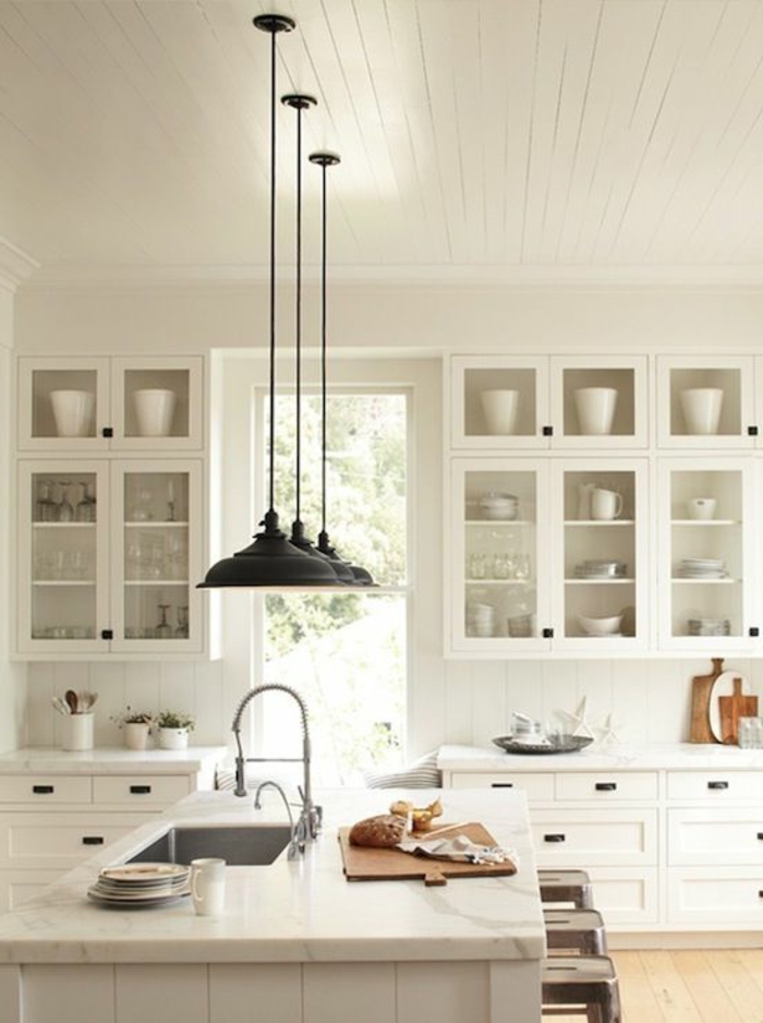 cuisine-blanche-laquéе-avec-un-ilot-de-cuisine-central-en-marbre-blanc-meubles-de-cuisine