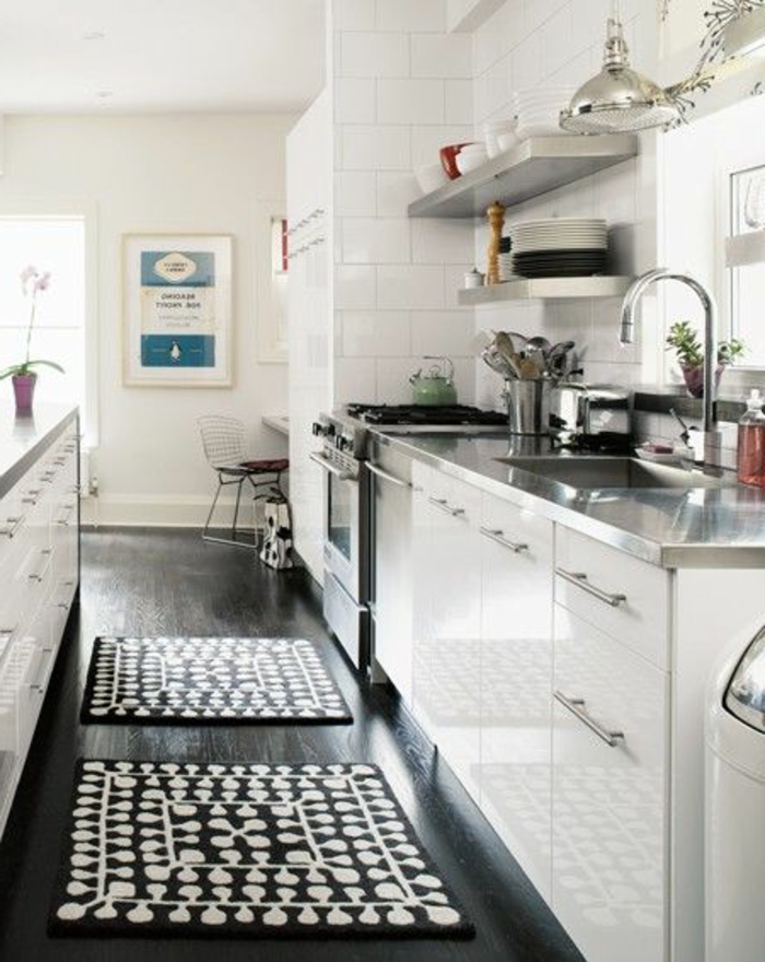 cuisine-lаquée-blanche-pas-cher-conforama-avec-meubles-balncs-sol-noir-carrelage-blanc-pour-les-murs