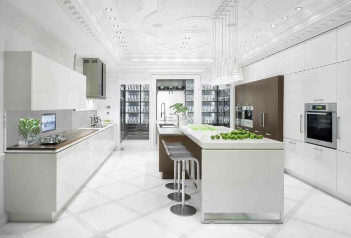 cuisines-blanches-de-luxe-et-de-couleur-blanc-ilot-de-cuisine-blanc-sol-blanc-lustre-cristal-