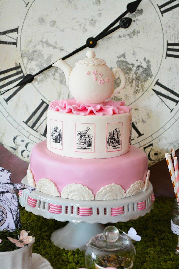 disney-alice-au-pays-des-merveilles-gâteau-anniversaire-fête-décoration-belle-en-rose