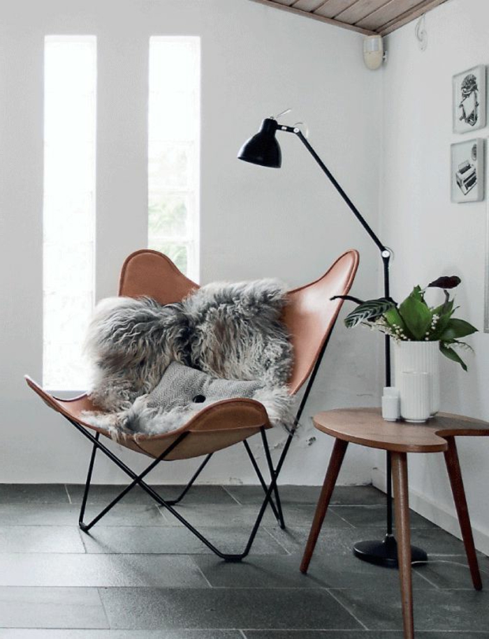 fauteuil-de-lecture-en-cuir-pour-le-salon-moderne-avec-carrelage-gris-une-chaise-en-cuir-foncé