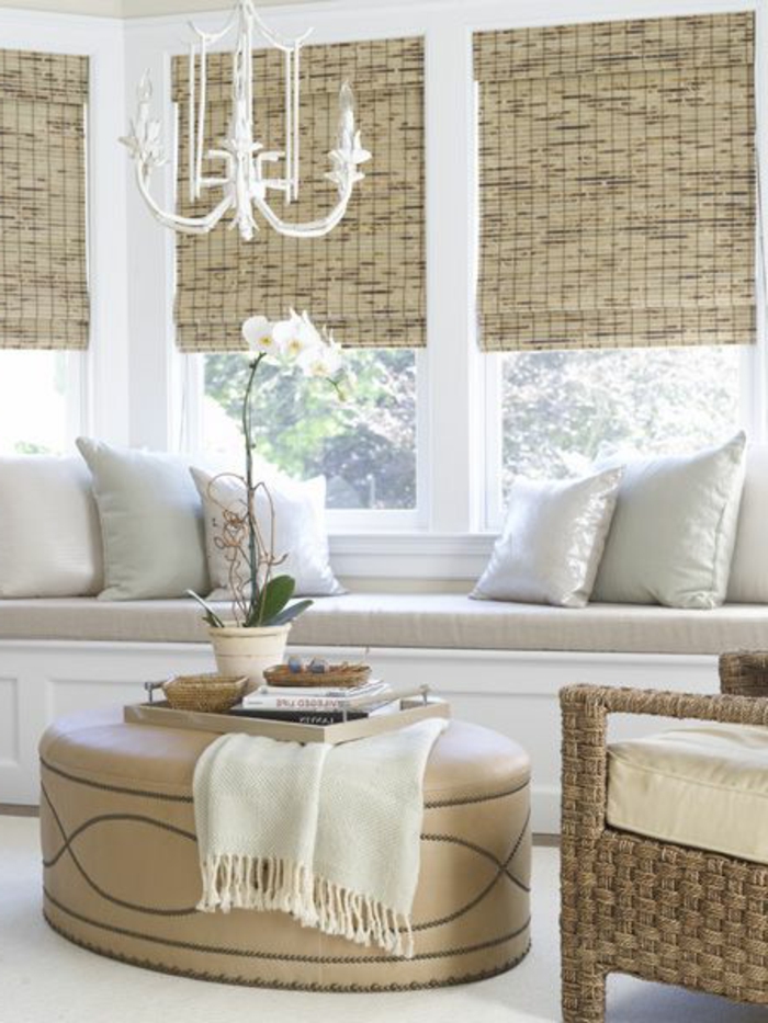 fauteuil-en-bambou-clair-et-canapé-beige-dans-le-salon-meubles-en-bambou