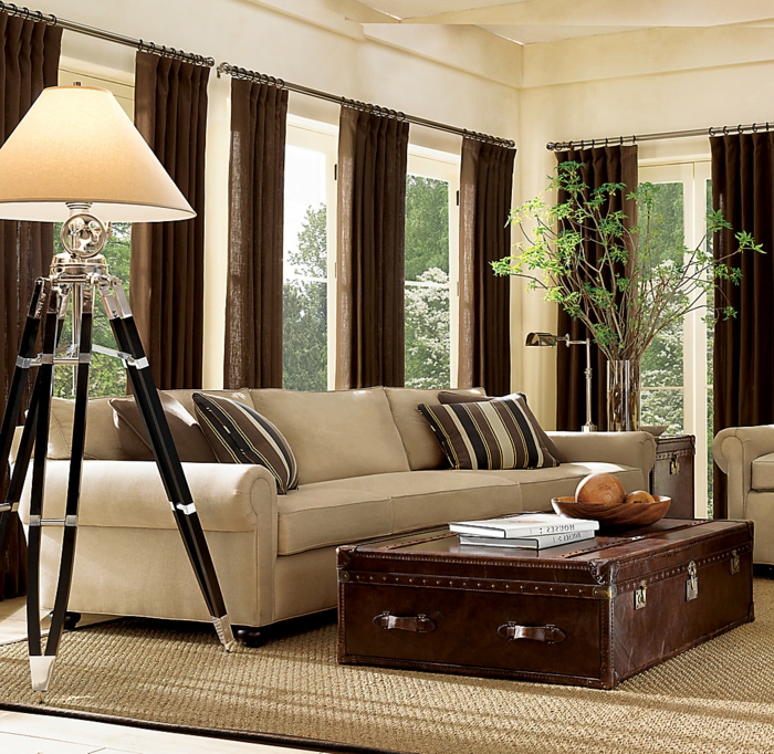 grand-tapis-pas-cher-pour-votre-salle-de-séjour-bien-aménagée-à-la-table-basse-de-vieux-valise-salon-de-classe